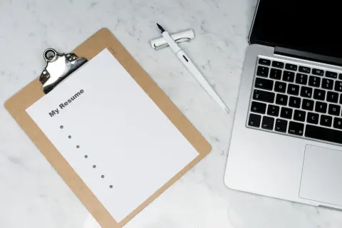 Taccuino con "My Resume", penna e laptop. Ideale per creare liste collocamento mirato.