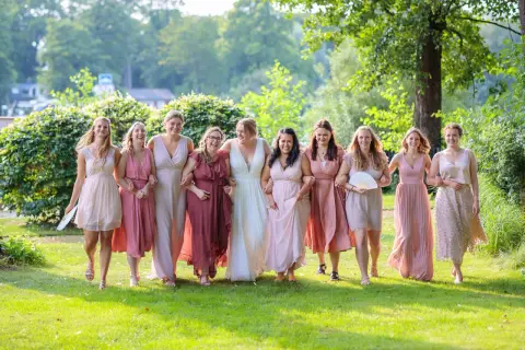 Brautjungfern in zarten Rosatönen und ein Brautkleid – so zieht man zur Hochzeit an! Sie strahlen in der Sonne.