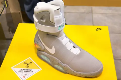 Nike MAG, najdroższe buty na świecie, z technologią "Magnetic Anti Gravity" na żółtym tle.