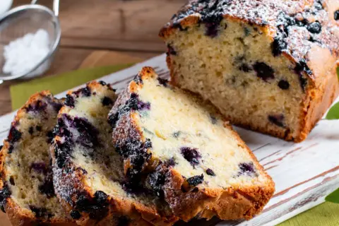 Pyszne ciasto ucierane z borówkami na dużą blachę, posypane cukrem pudrem. Idealne na deser!