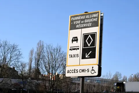 Panneau lumineux : voie de gauche réservée au covoiturage (2+), taxis et PMR. Accès CMI-S.