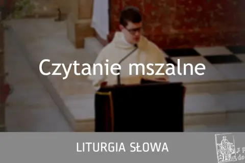 Młody mężczyzna w sutannie czyta psalm na dziś podczas liturgii słowa.
