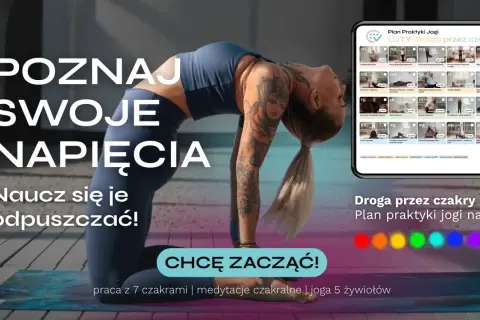 Kobieta w pozie jogi z tatuażami, na ekranie plan praktyki jogi na luty.
