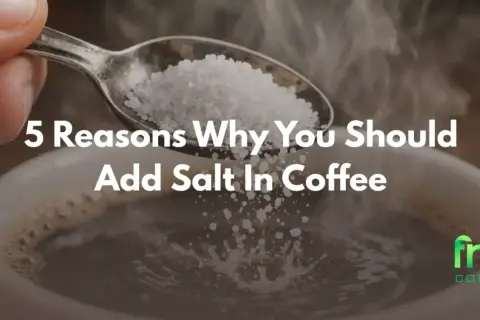 En sked med salt hälls ner i en ångande kaffekopp. Texten "5 Reasons Why You Should Add Salt In Coffee" syns tydligt.
