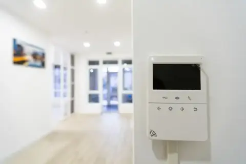 Jak zrobić alarm w domu – uniknij włamań i zabezpiecz swoją przestrzeń