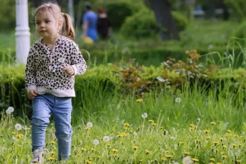 Czy samotna matka może adoptować dziecko? Sprawdź wymagania i procedury.