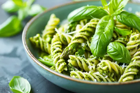 Makaron z pesto i szparagami - Przepis na zdrowy makaron z warzywami