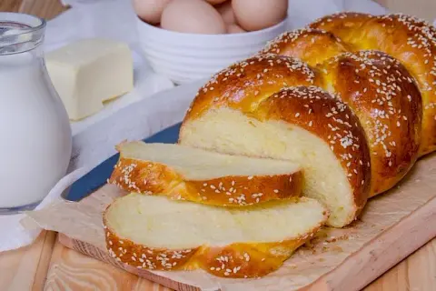 Ile kcal ma chałka? Poznaj dokładną wartość kaloryczną pieczywa