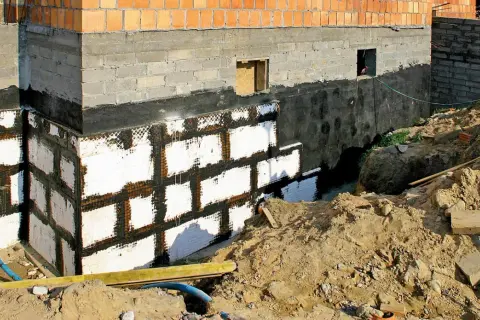 Jaką zaprawą murować bloczki betonowe - 5 kluczowych zasad