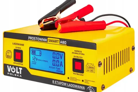 Żółty prostownik Volt Polska Smart A80 z wyświetlaczem, kablem i klemami. Urządzenie oferuje inteligentne ładowanie i rekondycjonowanie akumulatora, co może pomóc w odsiarczanie akumulatora.