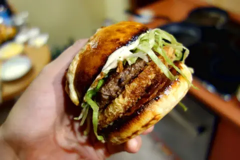 Domowy burger jak z McDonald's: Przepis na kultowy smak