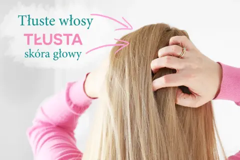 Dłonie wplatają się w blond włosy, wskazując na problem przetłuszczającej się skóry głowy. Szukasz rozwiązania co na przetłuszczające się włosy?
