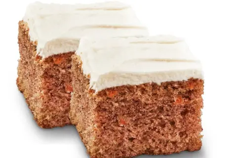 Två bitar saftig morotskaka med krämig frosting. Denna morotskaka är bakad med smör istället för olja för extra god smak.