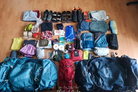 Préparation du **équipement Tour du Mont Blanc** : sacs à dos, chaussures de randonnée, vêtements, nourriture et accessoires essentiels pour l'aventure.