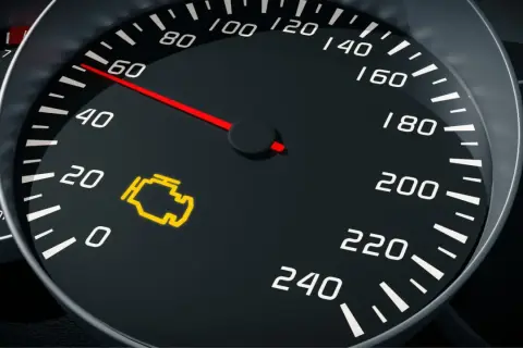 Testigo de fallo motor encendido en el tablero. El velocímetro marca 60 km/h.