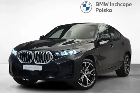 Eleganckie BMW X6 w kolorze czarnym, z charakterystycznym grillem i nowoczesnymi światłami. Sprawdź atrakcyjną bmw x6 cena w BMW Inchcape Polska.