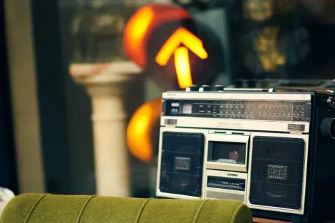 Słuchawki stereo co to znaczy? Poznaj ich zalety i różnice z mono