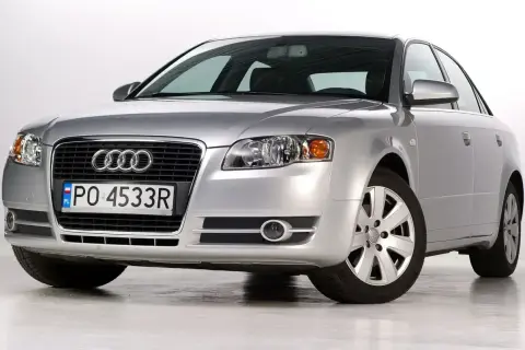 Srebrny Audi A4 Avant 2.0 TDI z polskimi tablicami PO 4533R, prezentujący się na białym tle.