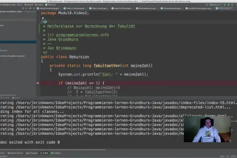 Un développeur écrit du code Java pour une classe de récursion calculant la factorielle. Le code utilise une méthode `static` pour la récursion.