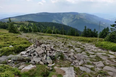 Kamienny szlak i stosy kamieni zapraszają do odkrywania międzylesie atrakcje. Góry i lasy tworzą malowniczy krajobraz.