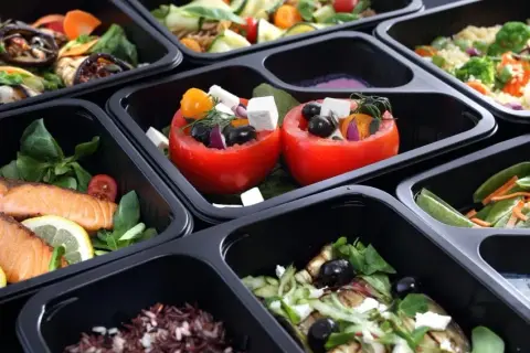 Jak wybrać catering dietetyczny, aby uniknąć nietrafionych wyborów?