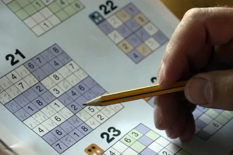 Ołówek, co ma zęby lecz nigdy nic nie je, rozwiązuje sudoku.
