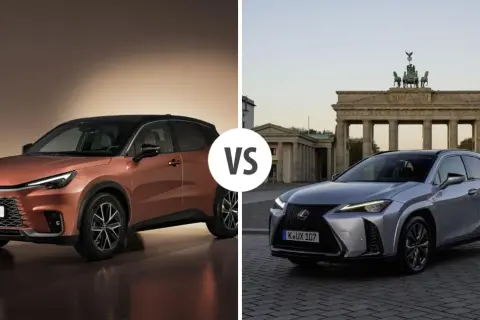 Dwa modele Lexus hatchback: miedziany LBX i srebrny UX, porównane na tle Bramy Brandenburskiej.