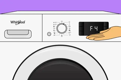 Main d'une personne touche l'écran d'un lave-vaisselle Whirlpool affichant le code erreur F4.