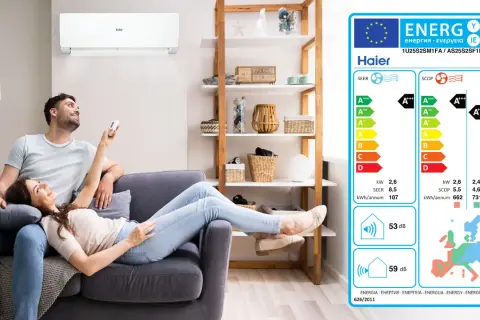 Coppia rilassata con condizionatore Haier. Etichetta energetica mostra classe climatica T1, condizionatori significato A+++, SEER 8,5, SCOP 5,5.