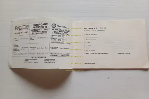 Libretto lubrificanti Yamaha per fuoribordo 2 e 4 tempi. Indica olii per motore, cambio, forcella e altri componenti.