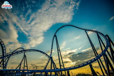 Tor roller coasteru w Energylandii, zapraszający do zjazdu w **abyssus przeciążenia** pod błękitnym niebem.