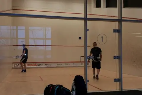 Squash Olsztyn: Najlepsze korty, ceny i jak zacząć grę!