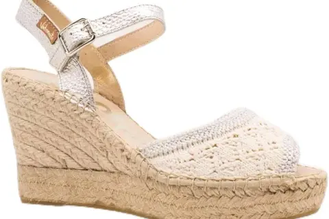 Eleganti scarpe Vidorreta con zeppa in corda, tomaia in pizzo e cinturino argentato. Perfette per un look estivo chic.