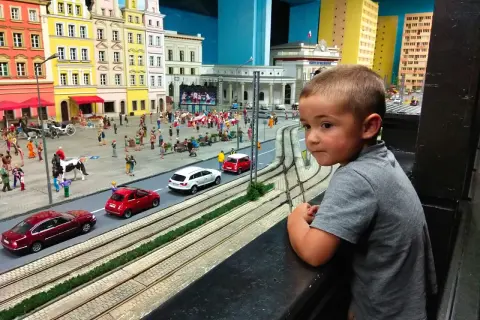 Chłopiec z zaciekawieniem ogląda miniaturową Gliwice. To świetne gliwice atrakcje dla dzieci, gdzie można zobaczyć ruchliwe uliczki i kolorowe budynki.