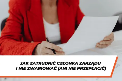 Kobieta w czerwonej marynarce analizuje dokumenty, szukając informacji o wynagrodzeniu członka zarządu z powołania i umowie o pracę.