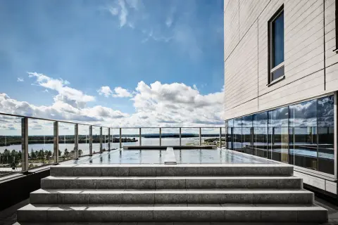 Takpool med utsikt över vatten och himmel, en del av hotell Kust.