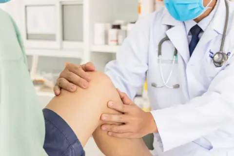 Woda w kolanie: do kogo iść? Szybka pomoc i skuteczne leczenie