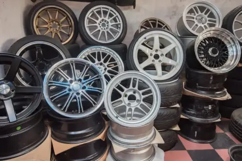 Różnorodne felgi aluminiowe czekają na renowację. Sprawdź renowacja felg aluminiowych cena i odmień swoje auto!
