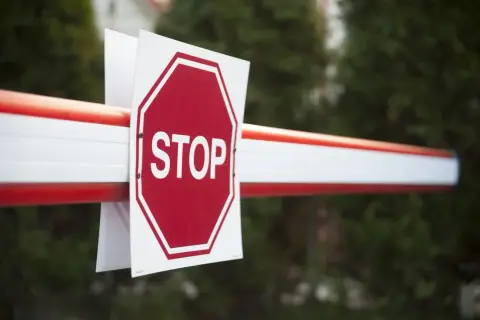 Bariera z napisem STOP, symbolizująca odmowę kredytu hipotecznego.