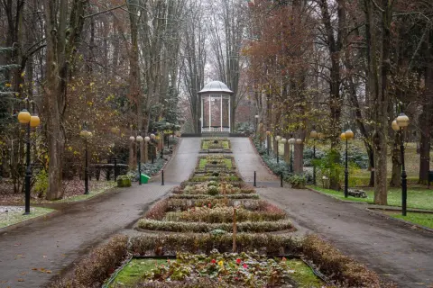 Alejka w parku w Polanicy Zdrój prowadzi do altany. Jesienne kolory i pierwsze płatki śniegu tworzą malowniczy widok, jedną z wielu atrakcji tego miejsca.