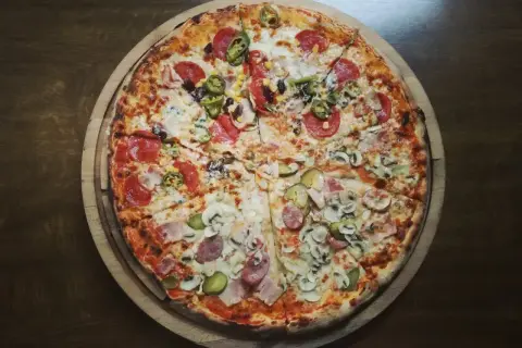 Pyszna pizza 32 cm na cienkim cieście z różnymi dodatkami. Zastanawiasz się, ile kalorii ma pizza 32 cm na cienkim cieście?