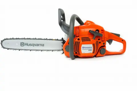 Pomarańczowa piła łańcuchowa Husqvarna 440 z szarą rączką i prowadnicą. Dane techniczne tej piły są kluczowe dla jej wydajności.