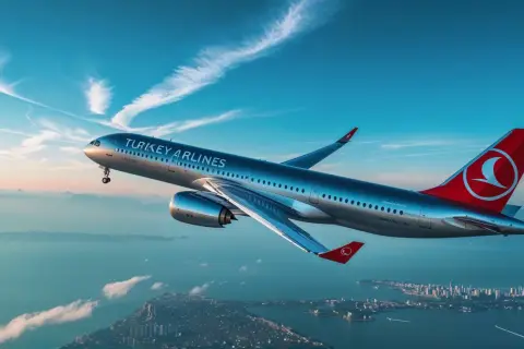 Samolot Turkish Airlines wznosi się nad miastem i morzem. Czas dowiedzieć się, ile się leci do Turcji!