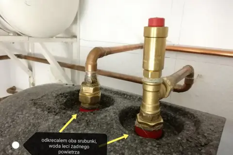 Dwa mosiężne śrubunki z miedzianymi rurkami, jeden z zaworem bezpieczeństwa. Woda leci, żadnego powietrza.