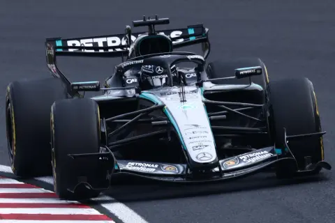 Czarny bolid F1 Mercedes-AMG Petronas z numerem Y3, z dociekliwym pytaniem: ile koni ma bolid F1?