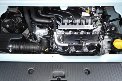 Silnik Renault Twingo 3, widok z góry. Widoczne elementy układu dolotowego, wtryskiwacze i żółty korek płynu.