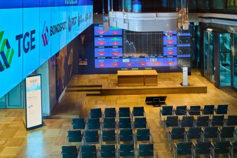 Sala konferencyjna GPW, gdzie omawiane są wskaźniki takie jak WIG. To miejsce, gdzie analizuje się rynek, a pytanie "wig co to" znajduje tu odpowiedź.