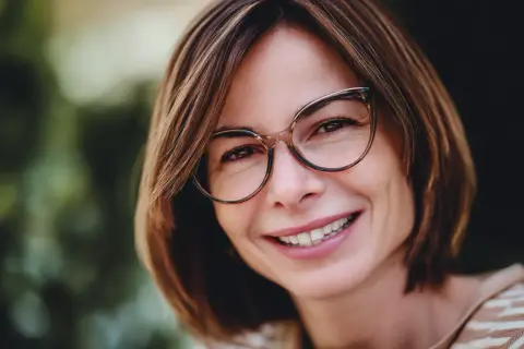 Jakie fryzury i okulary najlepiej pasują do okrągłej twarzy?