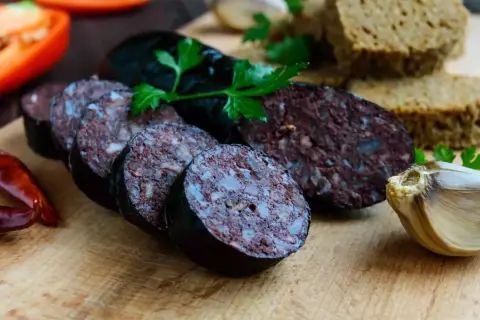 Kaszanka pokrojona w plastry, z pieczywem, czosnkiem i papryką. Czy kaszankę można mrozić? Tak, można ją mrozić.