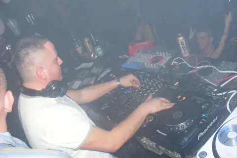 DJ Hazel: Ile kosztuje występ? Poznaj ceny i uniknij pułapek